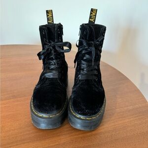 Jadon Vevlet Black Doc Martens